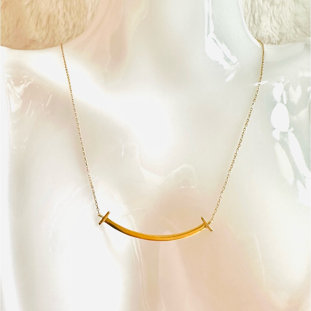 Dainty Curved Pendant Necklace 💛 Real 18 Karat Solid Gold Jewelry 💛